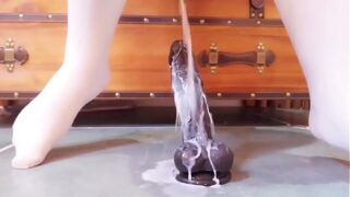 Chinese model knows how to please her pussy