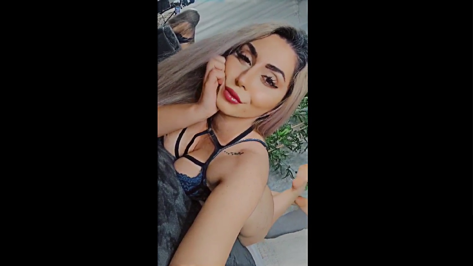 CelineMeyerr has an irresistible look